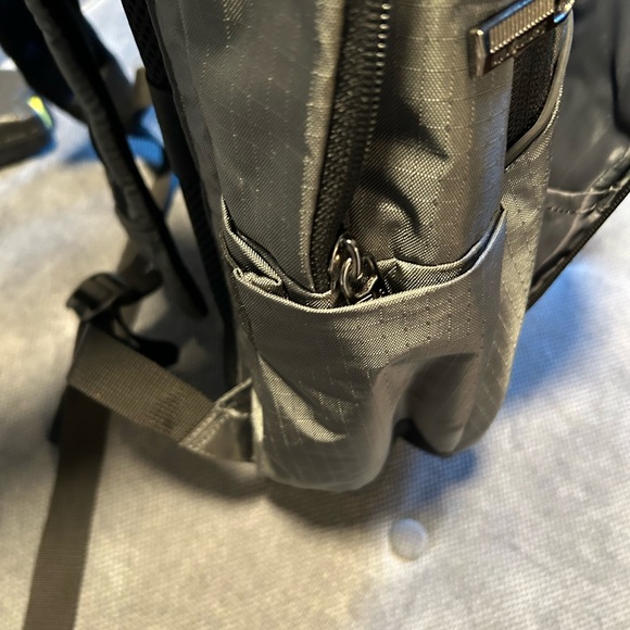 Metallic gray Samsonite backpack. - Picture 5 of 10